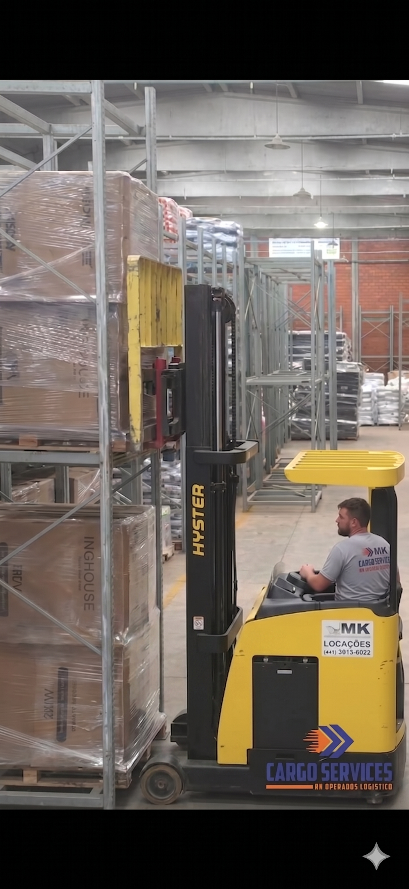 Empilhadeira operando em área de armazenagem da Cargo Services.